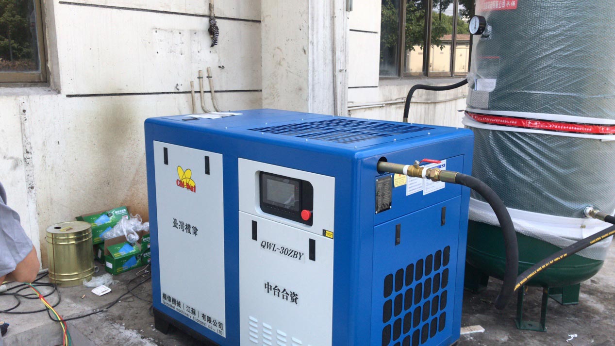 螺桿空壓機空氣水分太多了，簡單談談空壓機如何降低水分-權偉螺桿空壓機工廠