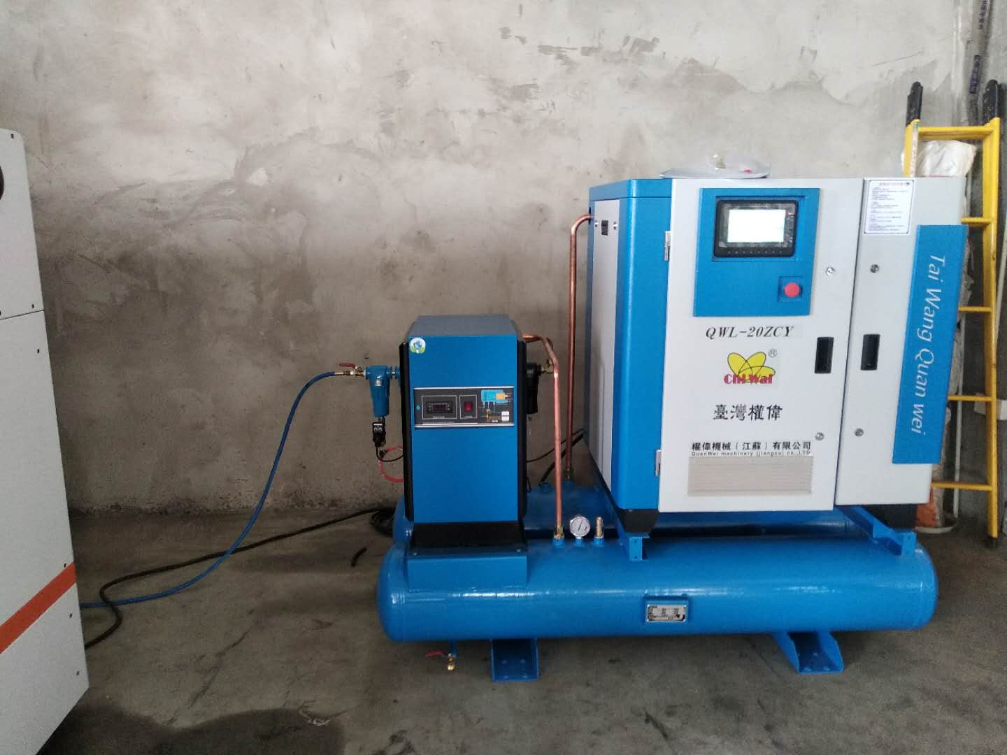 權(quán)偉激光切割螺桿空壓機(jī) 權(quán)偉激光切割螺桿空壓機(jī)