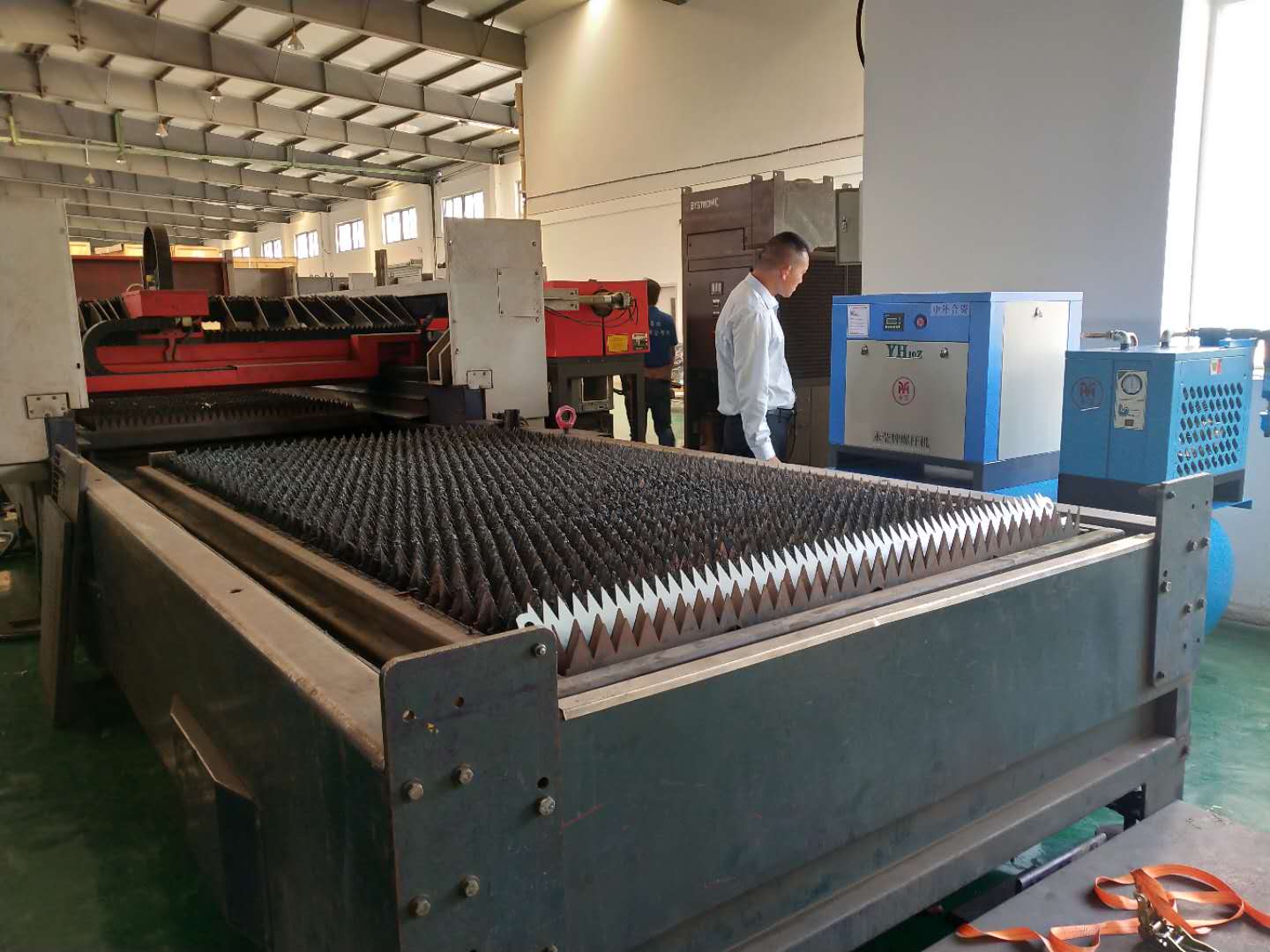 權(quán)偉激光切割螺桿空壓機